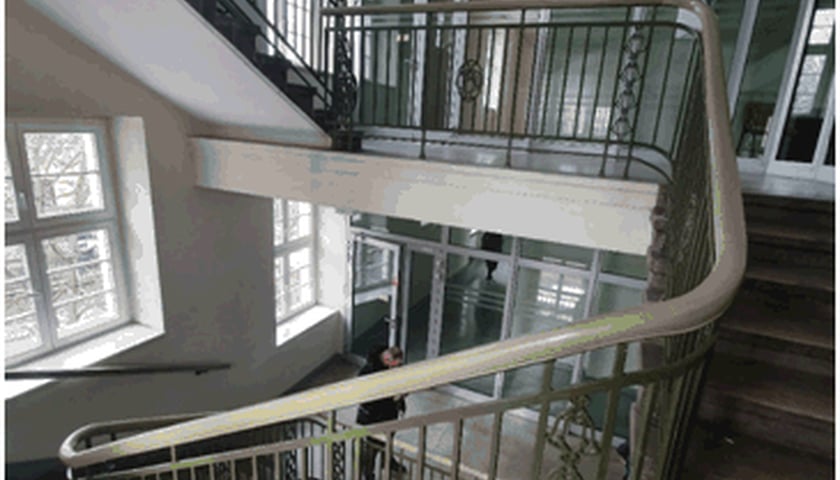 Klatka schodowa w obiekcie UM Wrocławia przy pl. Nowy Targ 1-8 we Wrocławiu przed realizacją zadania.